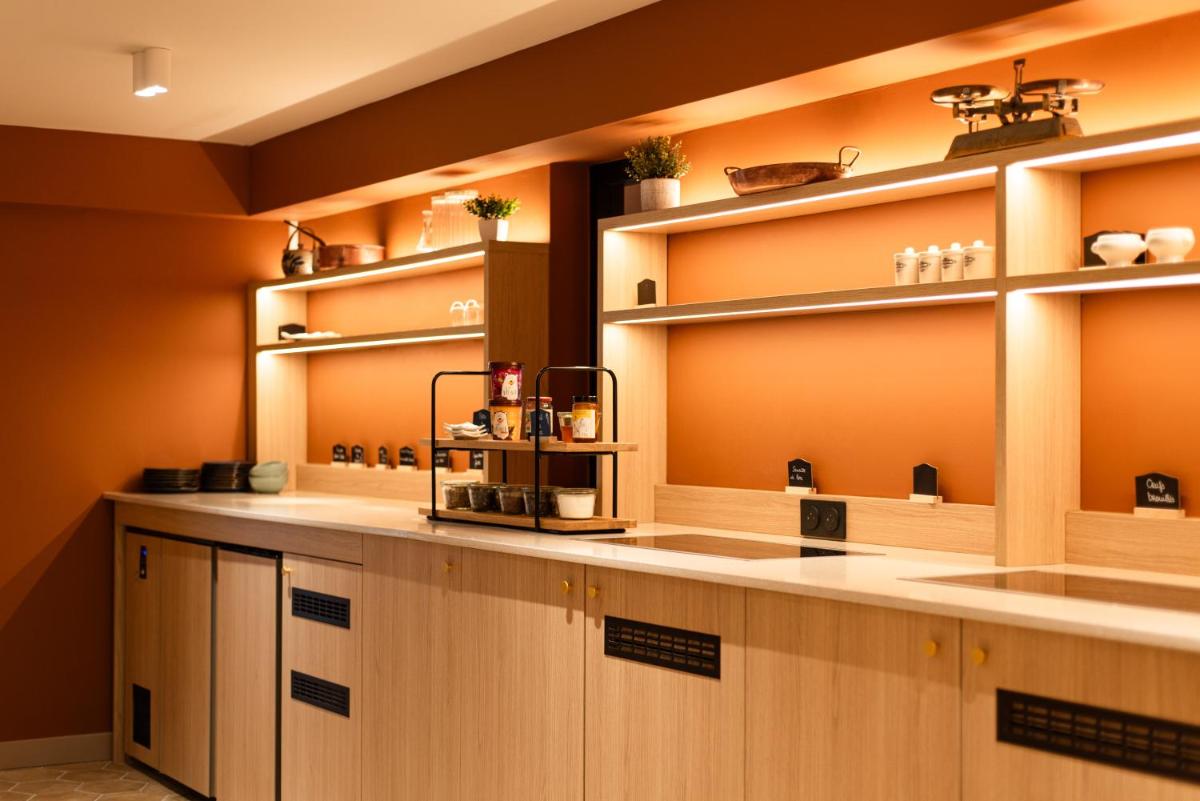 Cuisine ou kitchenette dans l'établissement La Maison OBONO Hôtel & Spa