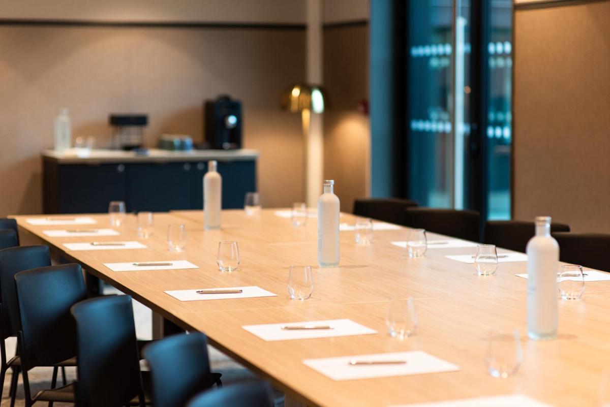 Espace de conférence ou salle de réunion dans l'établissement La Maison OBONO Hôtel & Spa
