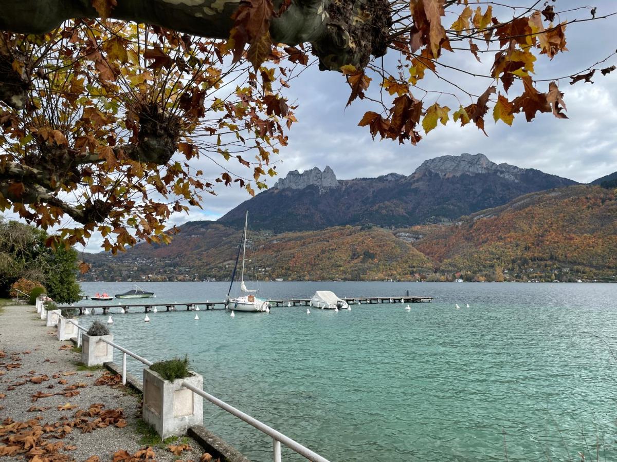 Rare 2 bedroom with private beach on Lake Annecy - Housity