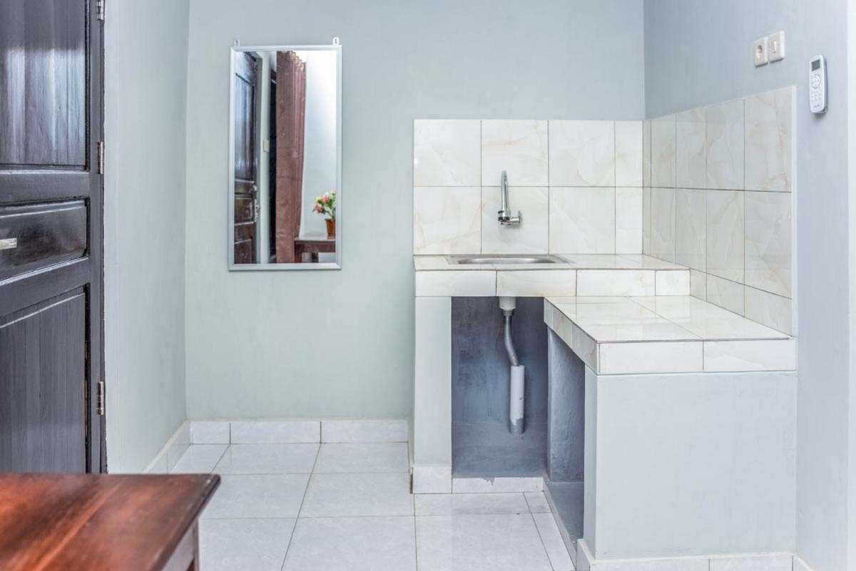 Amor Homestay near Eltari International Airport Mitra RedDoorz - Housity