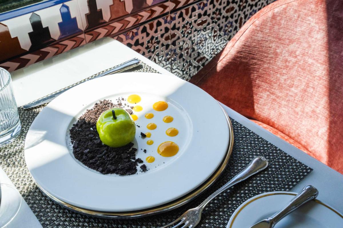 Comida en o cerca de este hotel