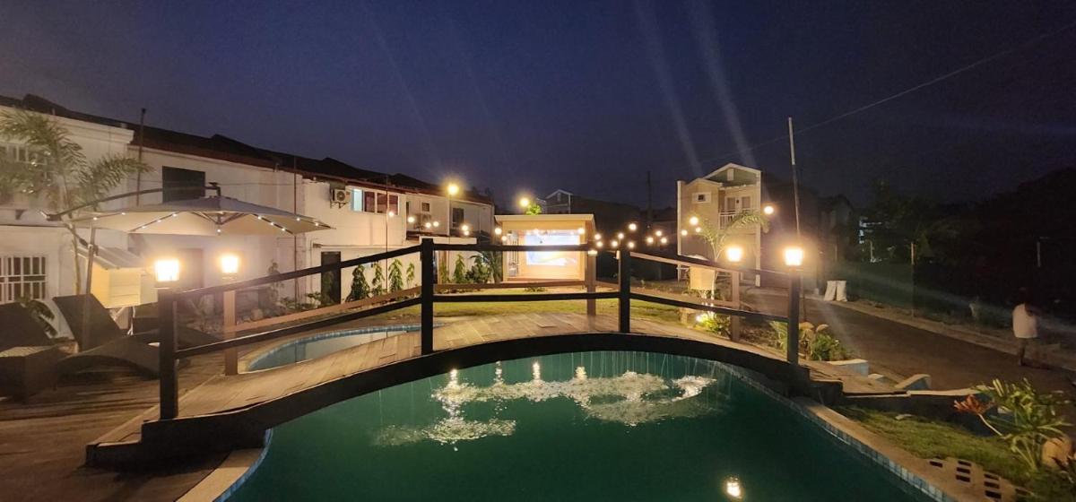DELUXE ROOM BY THE POOL - Housity
