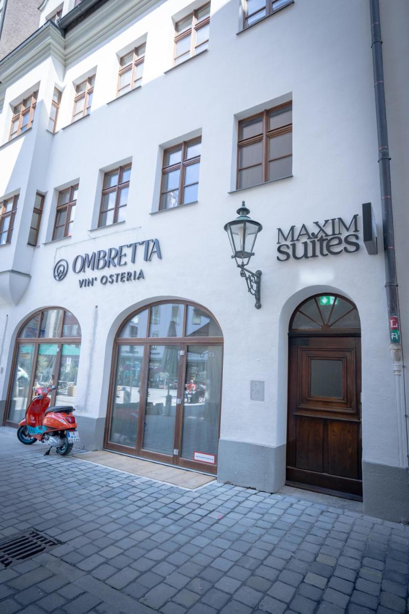ein vor einem Gebäude geparktes Motorrad in der Unterkunft Maxim Suites by Elias Holl in Augsburg