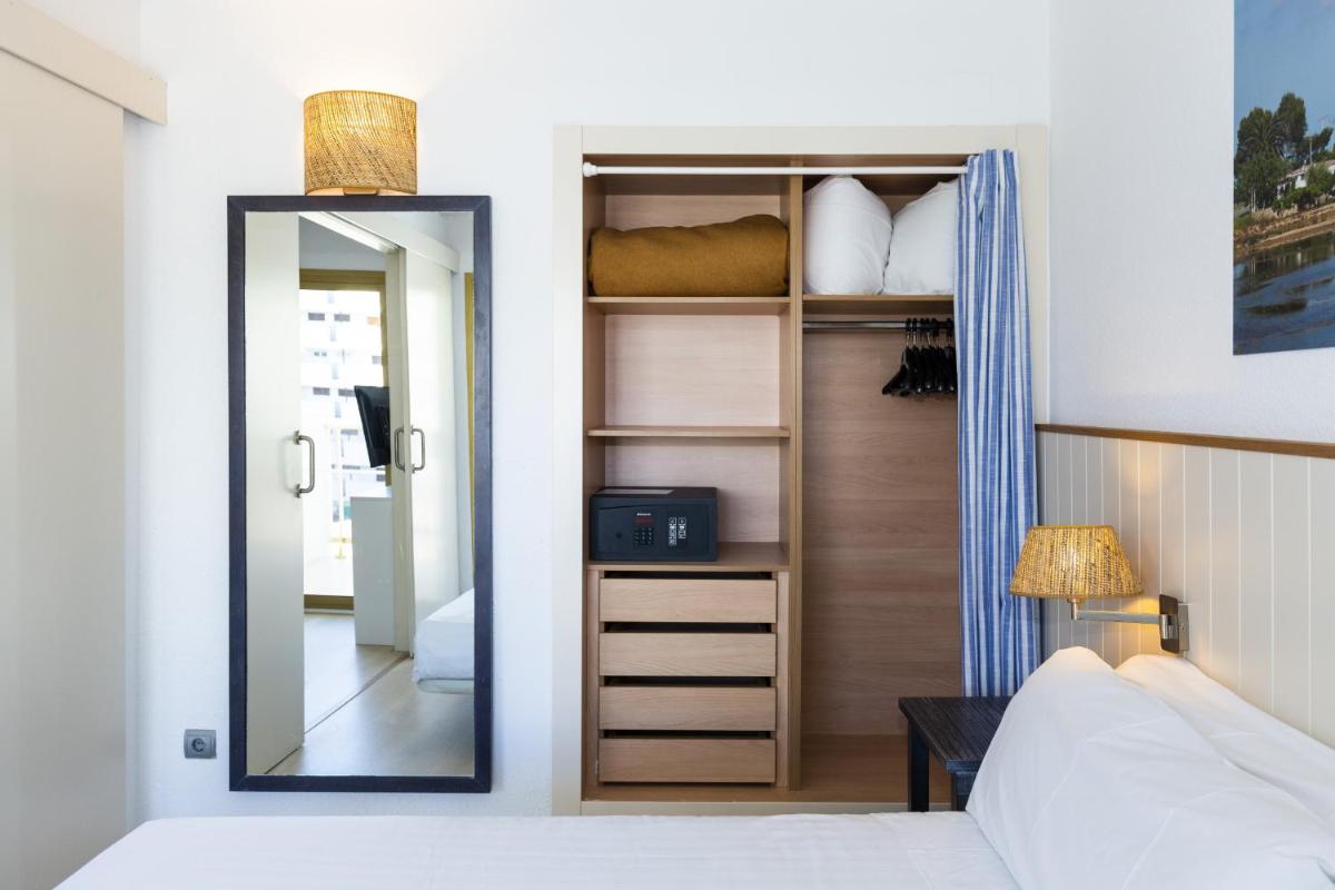 Cama o camas de una habitación en Blaumar Hotel