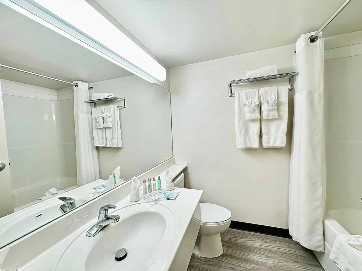 Divya Sutra Plaza and Conference Centre Calgary Airport - Housity