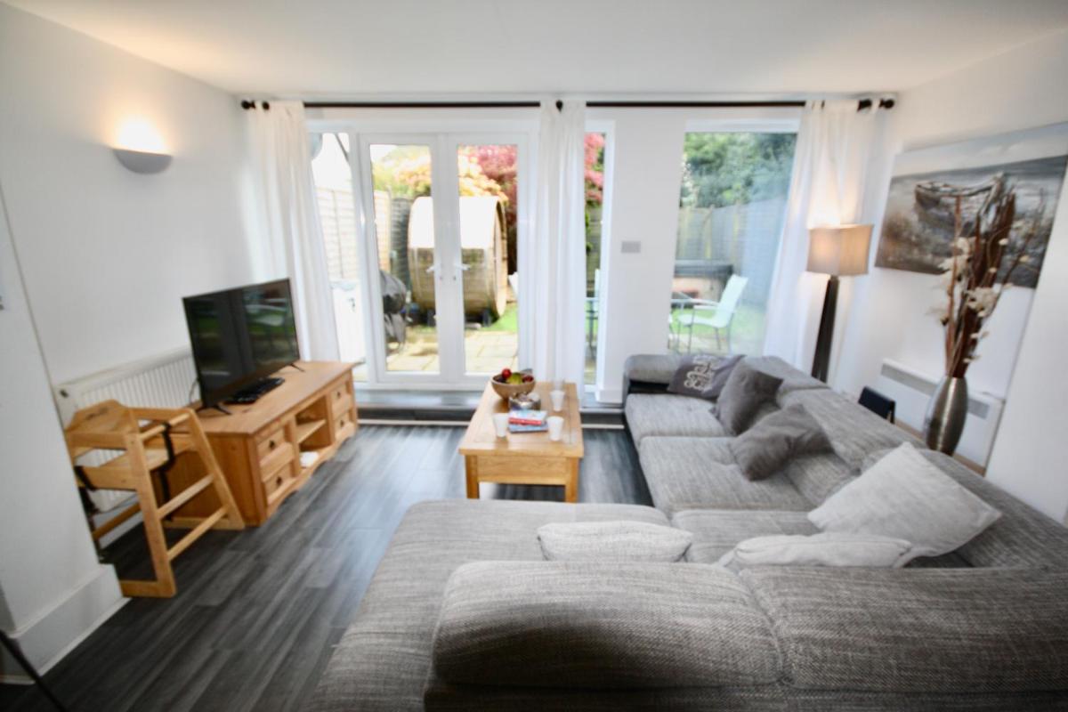 Bournemouth Hot Tub & Sauna Holiday Let - Housity