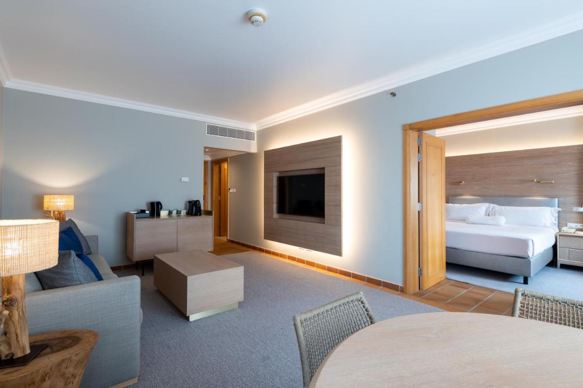 um quarto com cama e uma sala de estar em Praia D'El Rey Marriott Golf & Beach Resort em Praia del Rei mais 129 fotografias