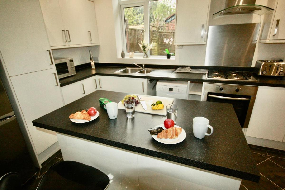 Holiday Home Hot Tub & Sauna - Housity