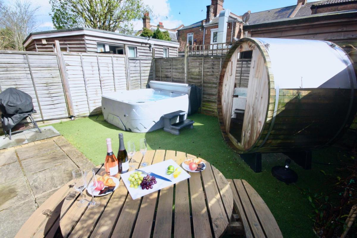 Holiday Home Hot Tub & Sauna - Housity