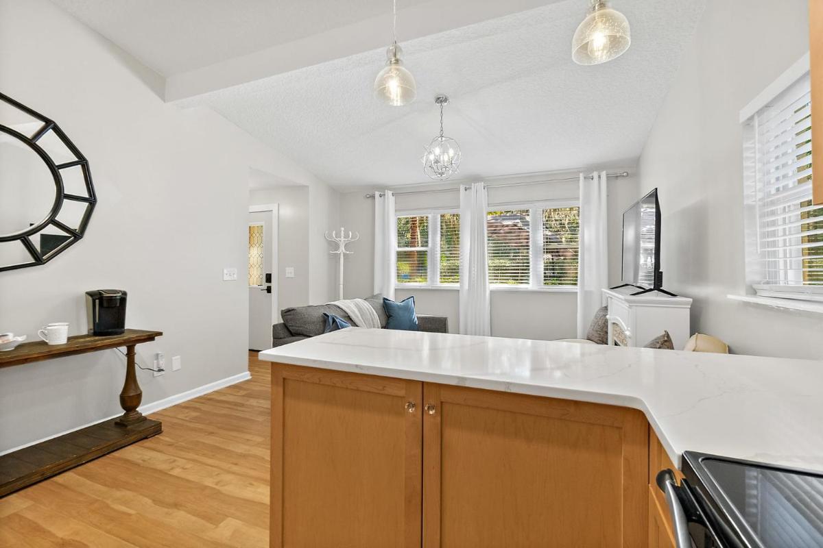 Cozy Uptown Guest House - Housity