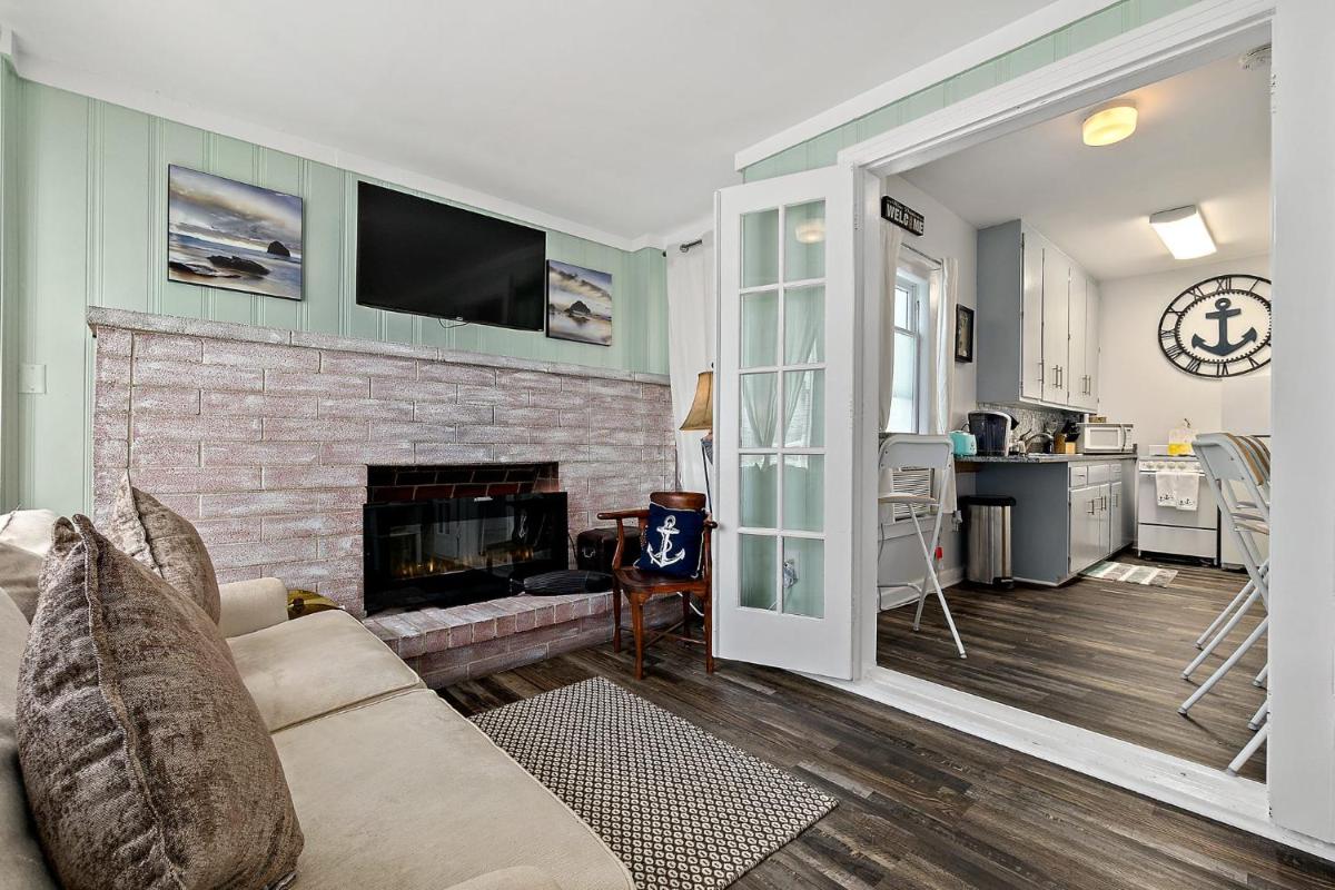 Casa Maria 1- Beachy Apt Mins Walk to Downtown - Housity