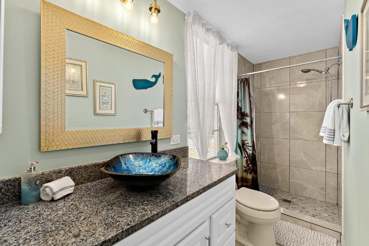 Casa Maria 1- Beachy Apt Mins Walk to Downtown - Housity