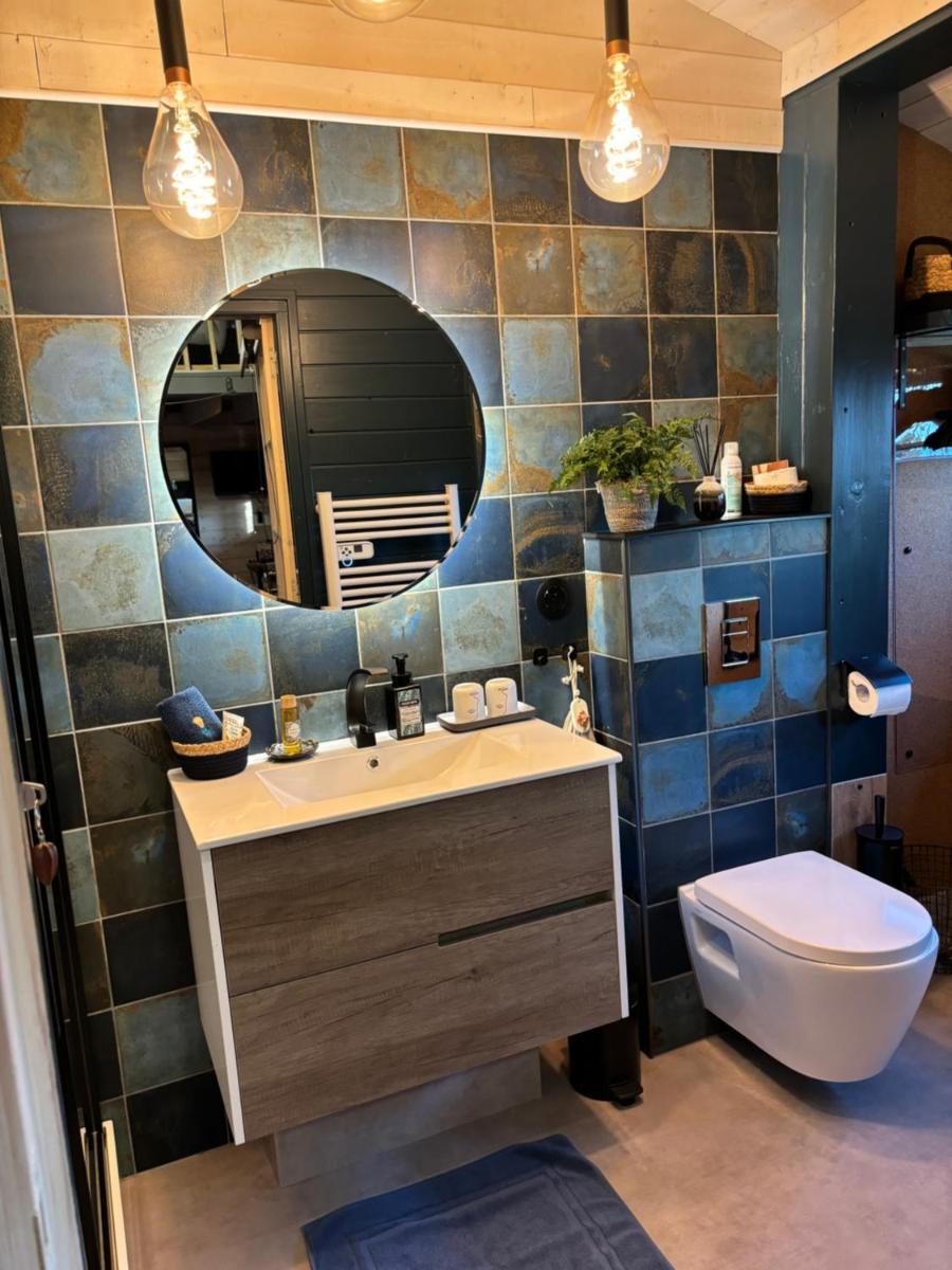 TiNY HOUSE LE CHALET LIT KING SIZE -TERRASSE - PETIT DÉJEUNER-CLIMATISATION -PARKING - Housity