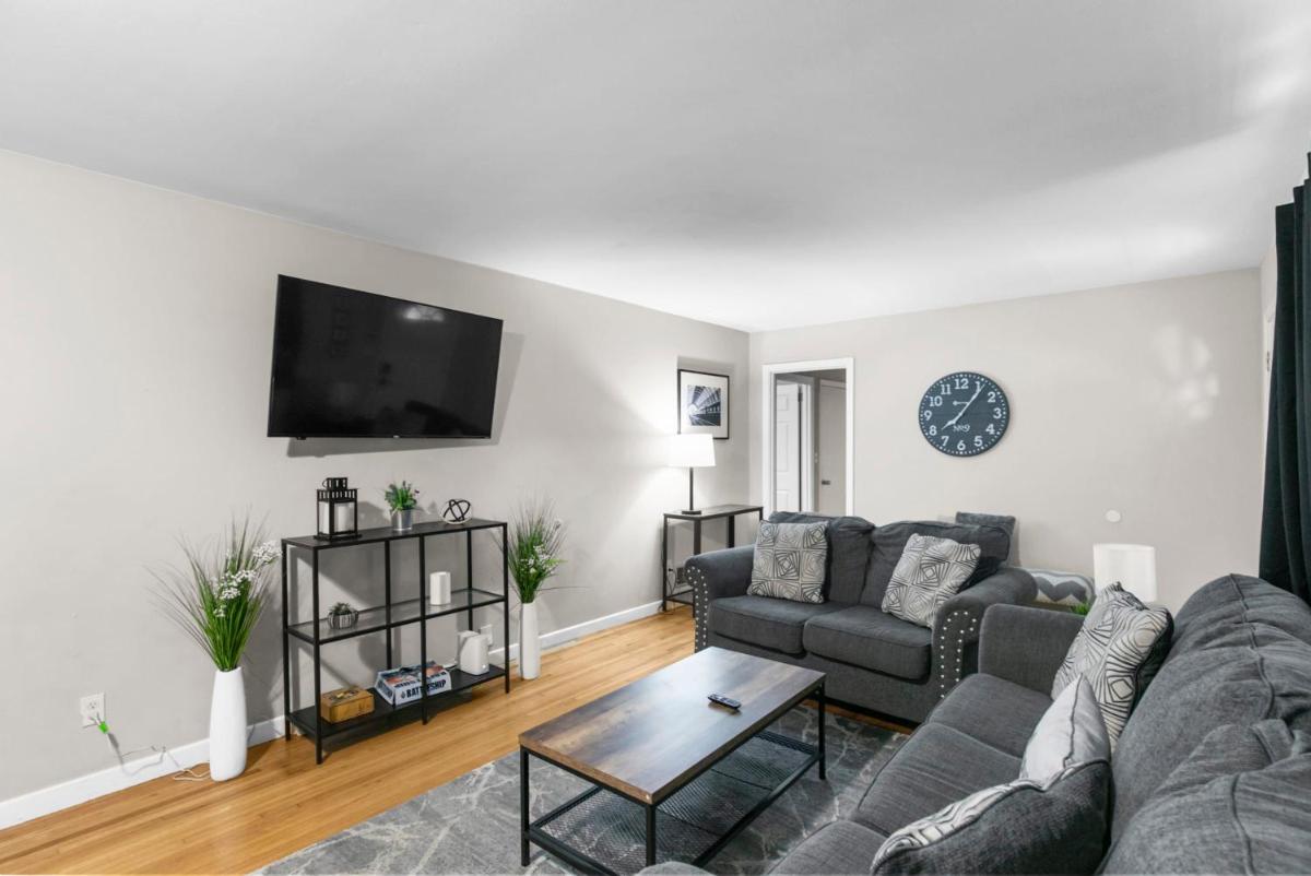 Suburban Bliss Getaway Wi-Fi Parking Long Stay - Housity