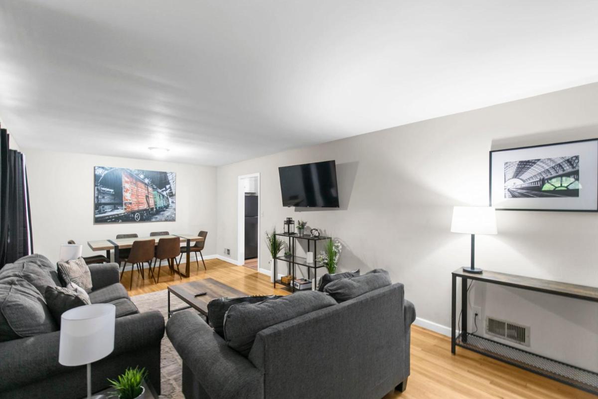 Suburban Bliss Getaway Wi-Fi Parking Long Stay - Housity