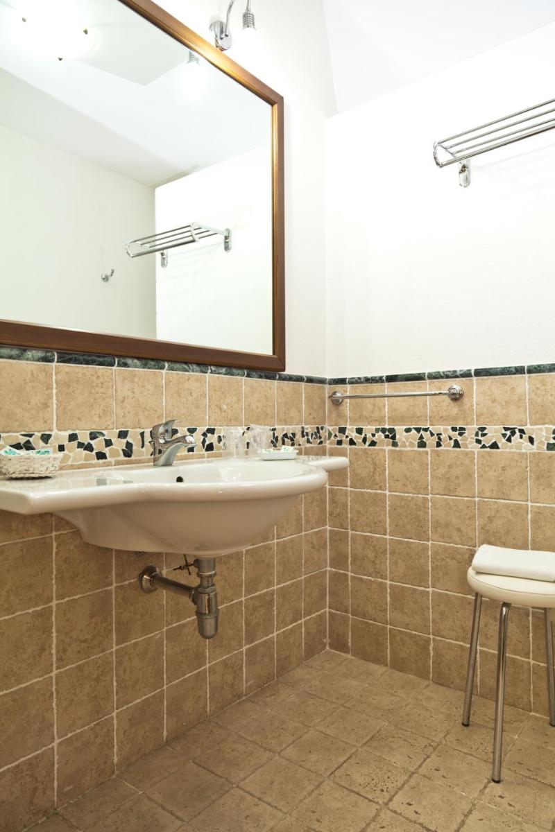 Pausania Inn - Housity