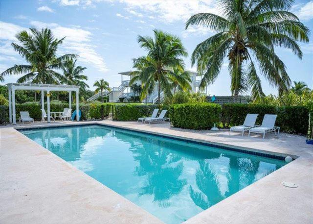 Coastal Haven: Charming Beachfront Cottage with Pool - Housity