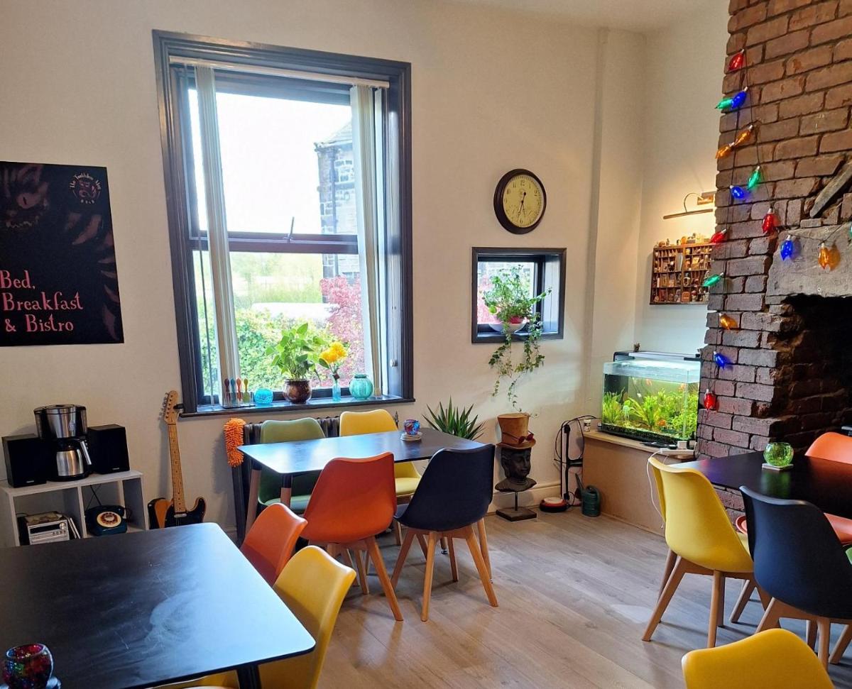 Todmorden Bed & Breakfast - The Toothless Mog - Housity