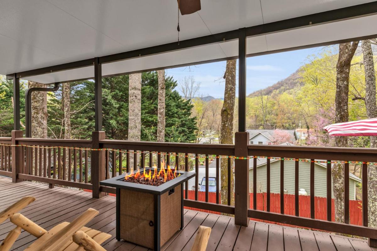Soco Serene Cabin in the Heart of Maggie Valley - Housity