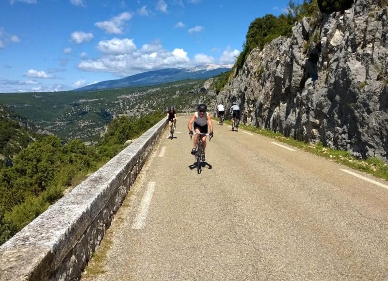 ENTRE VENTOUX ET LUBERON Chambre d'hôte - Housity