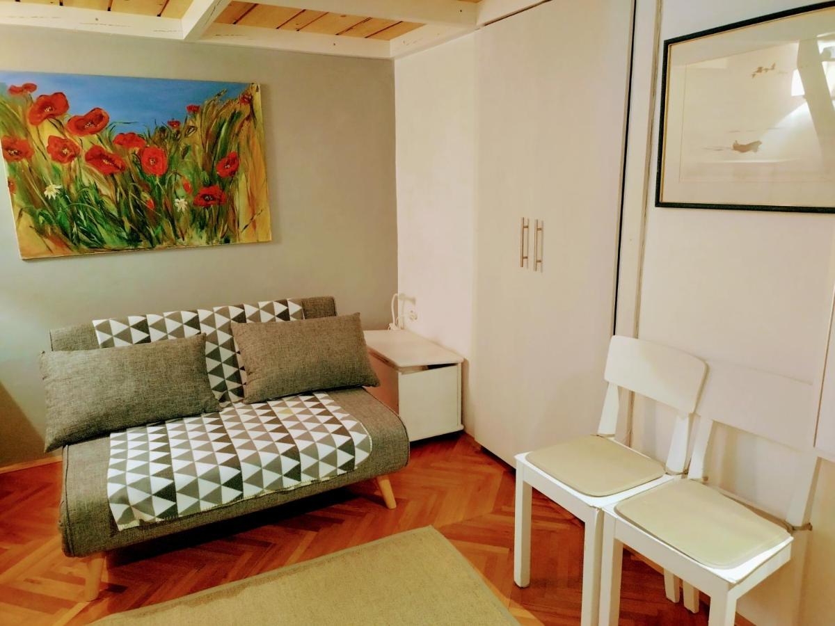 Isola Studio Rosa - Housity