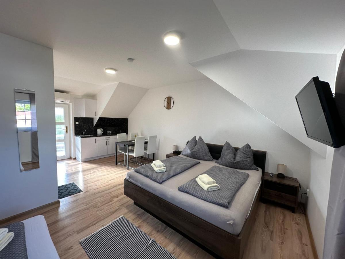 Apartmány & Vinařství Káňa - Housity