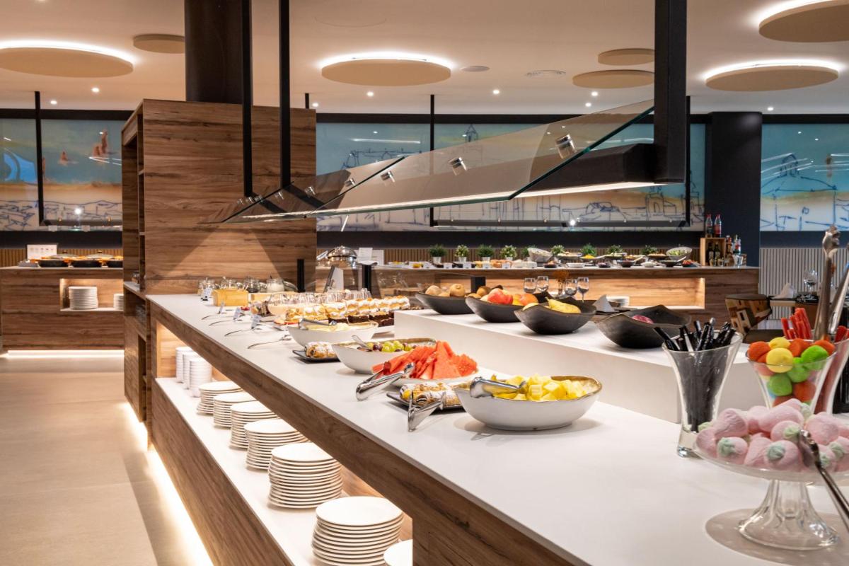 Comida en o cerca de este hotel
