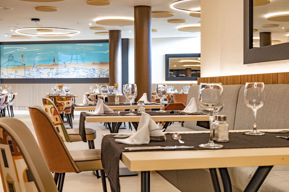 Un restaurante o sitio para comer en Seth Port Ciutadella