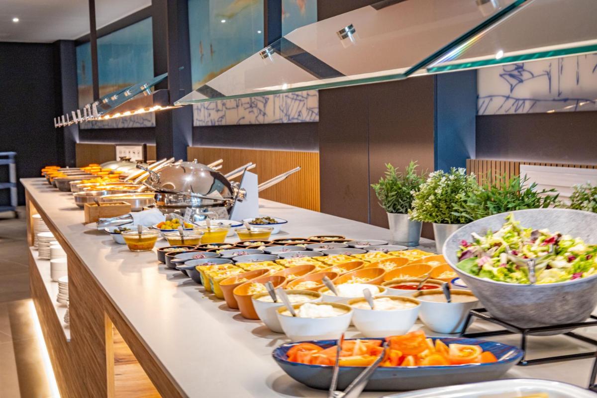 Comida en o cerca de este hotel