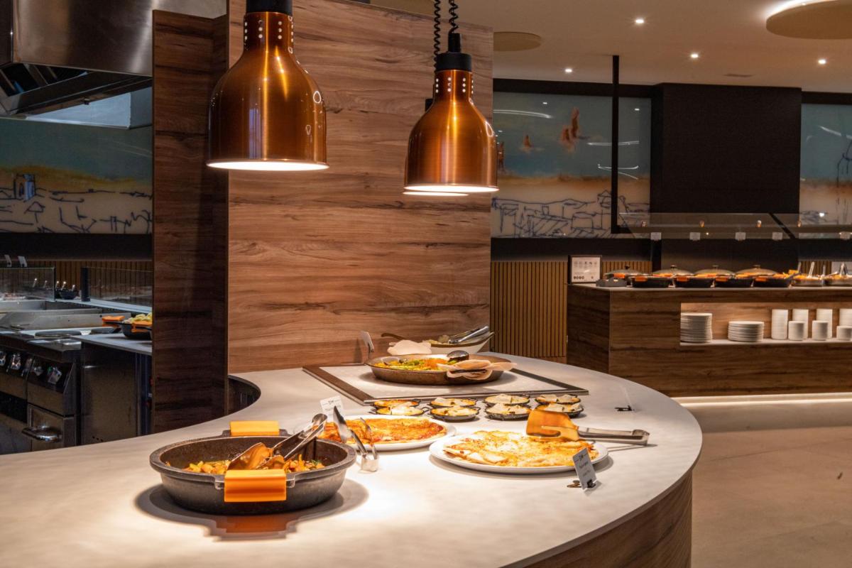 Comida en o cerca de este hotel