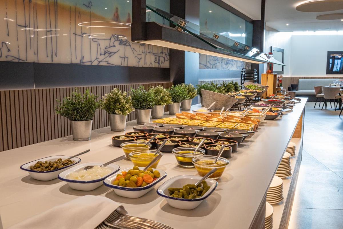 Comida en o cerca de este hotel