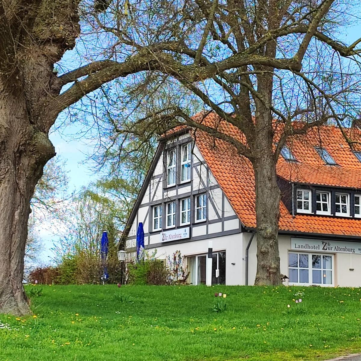 Landhotel Zur Altenburg - Housity