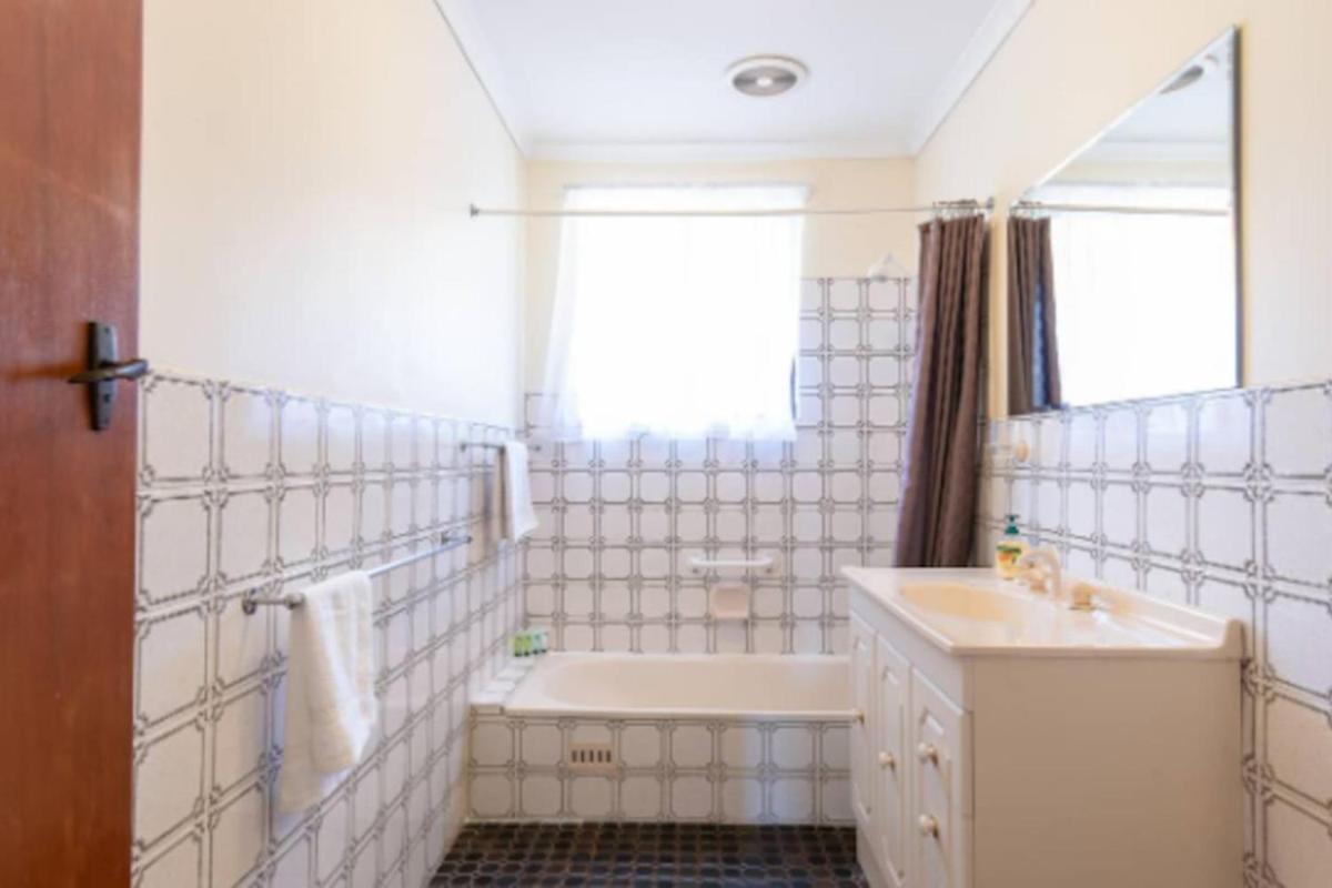 Kangaroo Pause-Home with yard and parking -Free wine - Housity