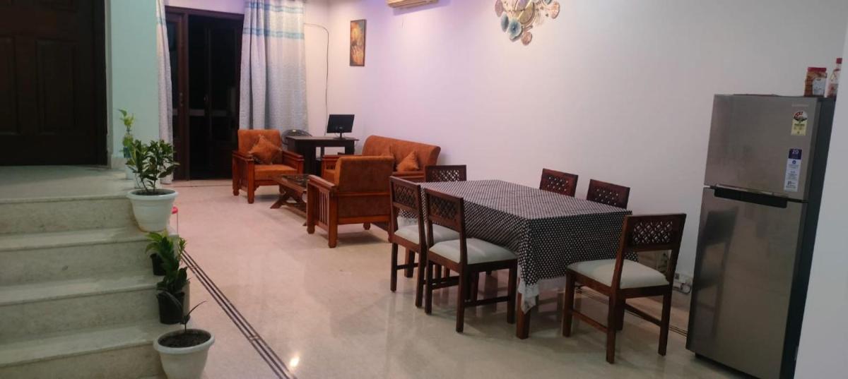 Suitetrails - Room in BB - Bed And Breakfast cum Home Stay