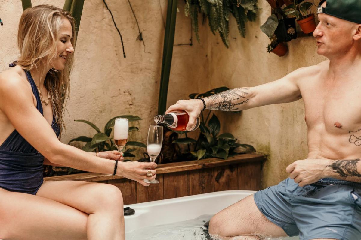 myinsolite - Cocon Tropical, jacuzzi, énigme - Housity