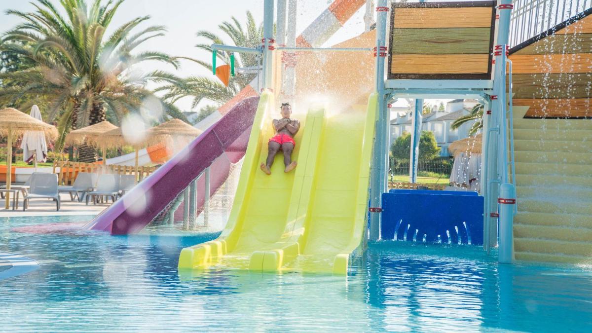 Piscina en o cerca de ALEGRIA Costa Ballena Aquafun