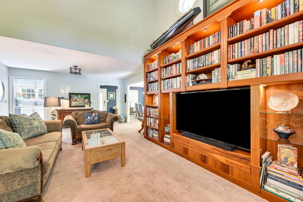 Spacious Home with Deck on Shores of Lake Wylie - Housity