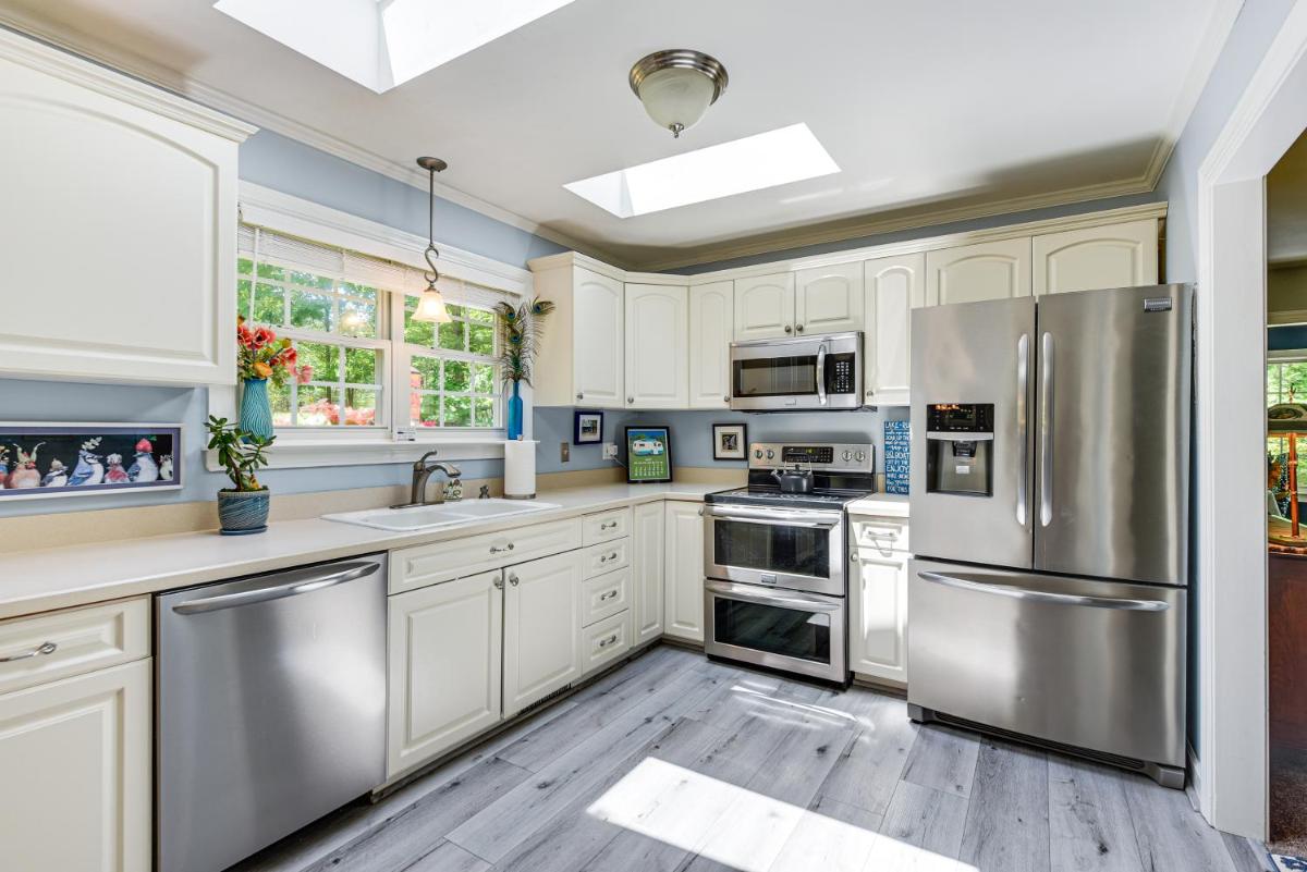 Spacious Home with Deck on Shores of Lake Wylie - Housity