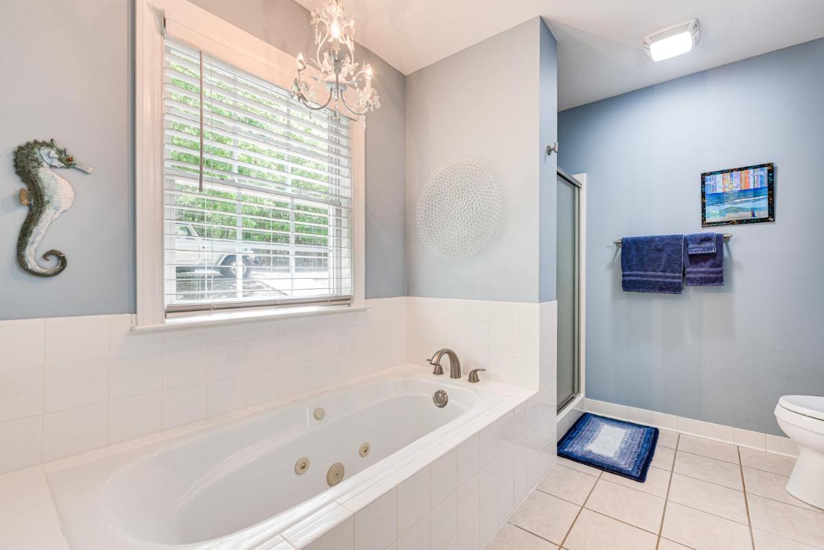 Spacious Home with Deck on Shores of Lake Wylie - Housity