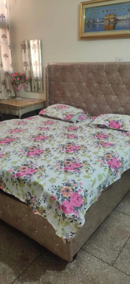 Peaceful Furnished Room with kitchen Wifi Ac in sec 71 mohali - Housity