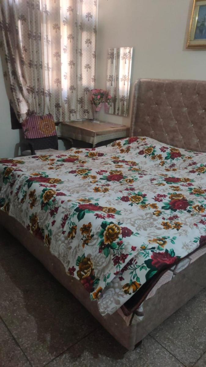 Peaceful Furnished Room with kitchen Wifi Ac in sec 71 mohali - Housity