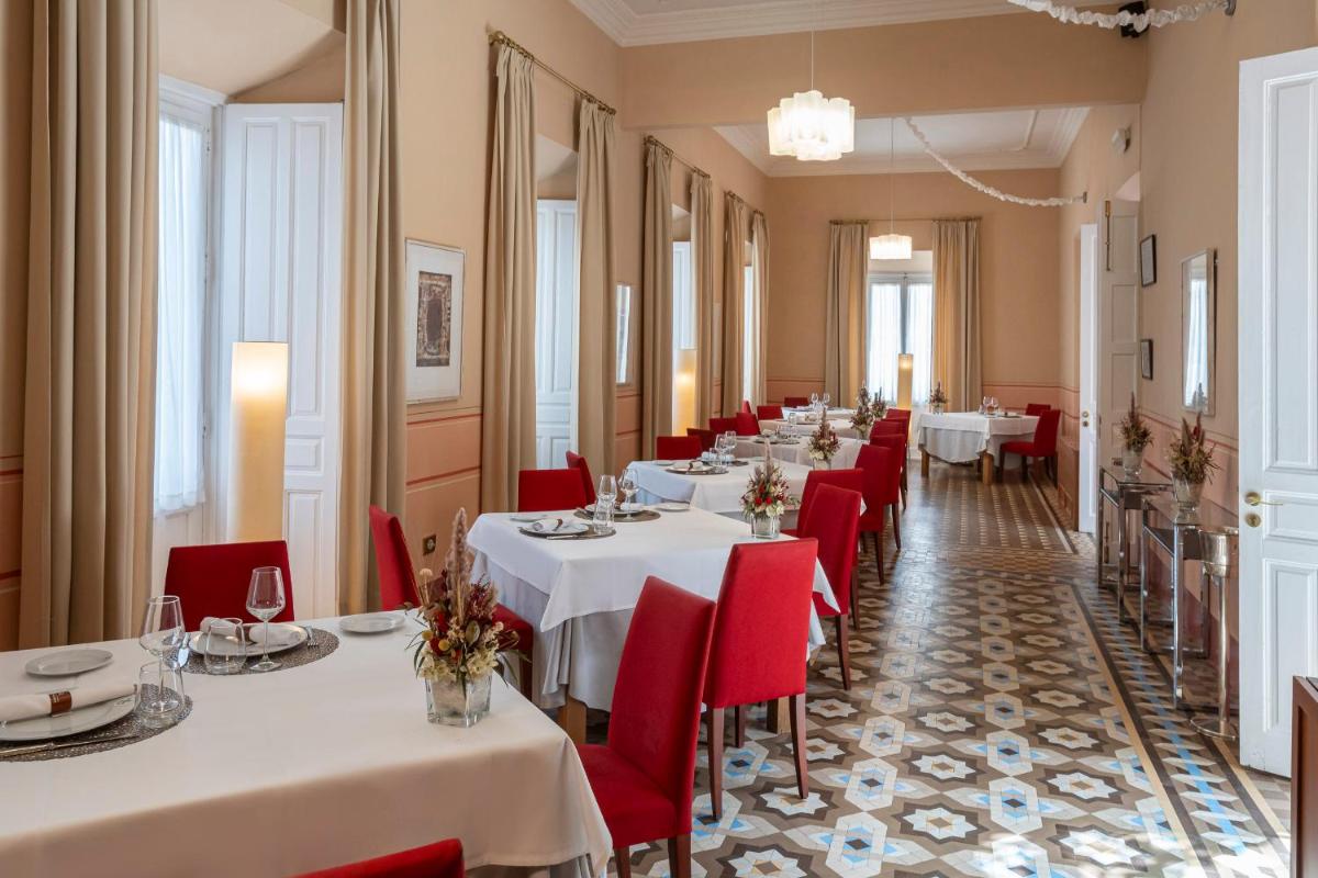 Un restaurante o sitio para comer en Hotel Mirador de Llerena