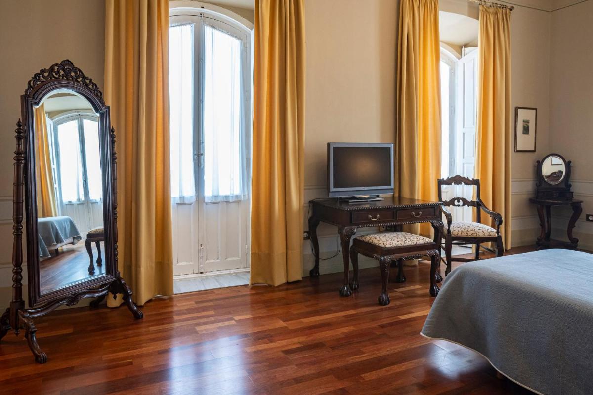 Una televisión o centro de entretenimiento en Hotel Mirador de Llerena