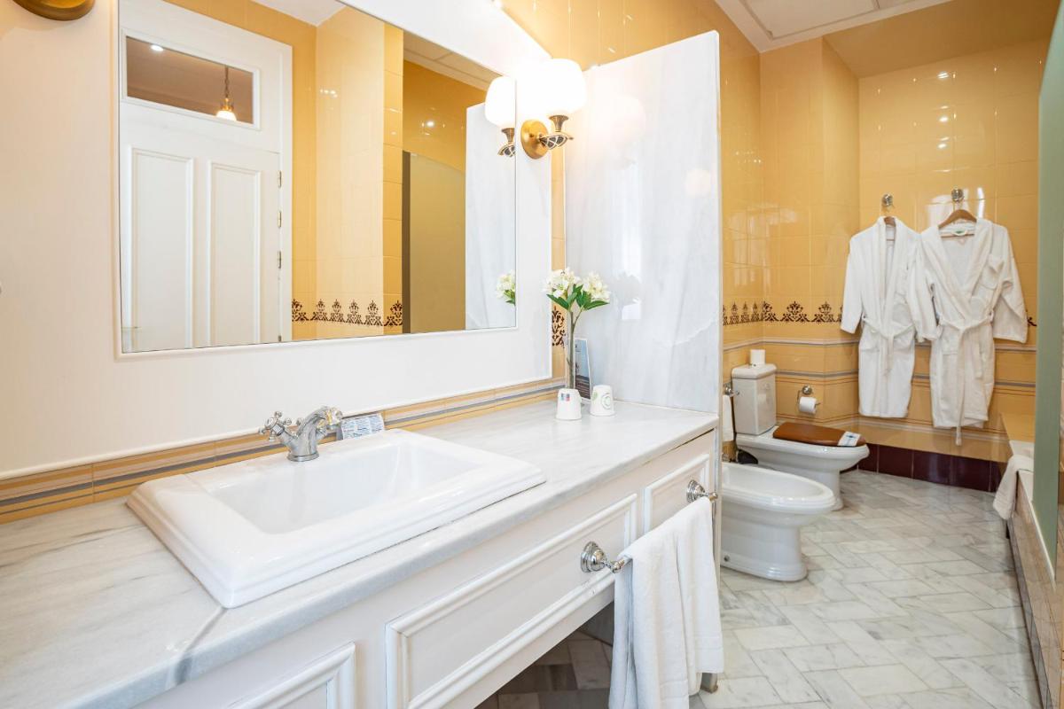 un baño con lavabo e inodoro en Hotel Mirador de Llerena, en Llerena