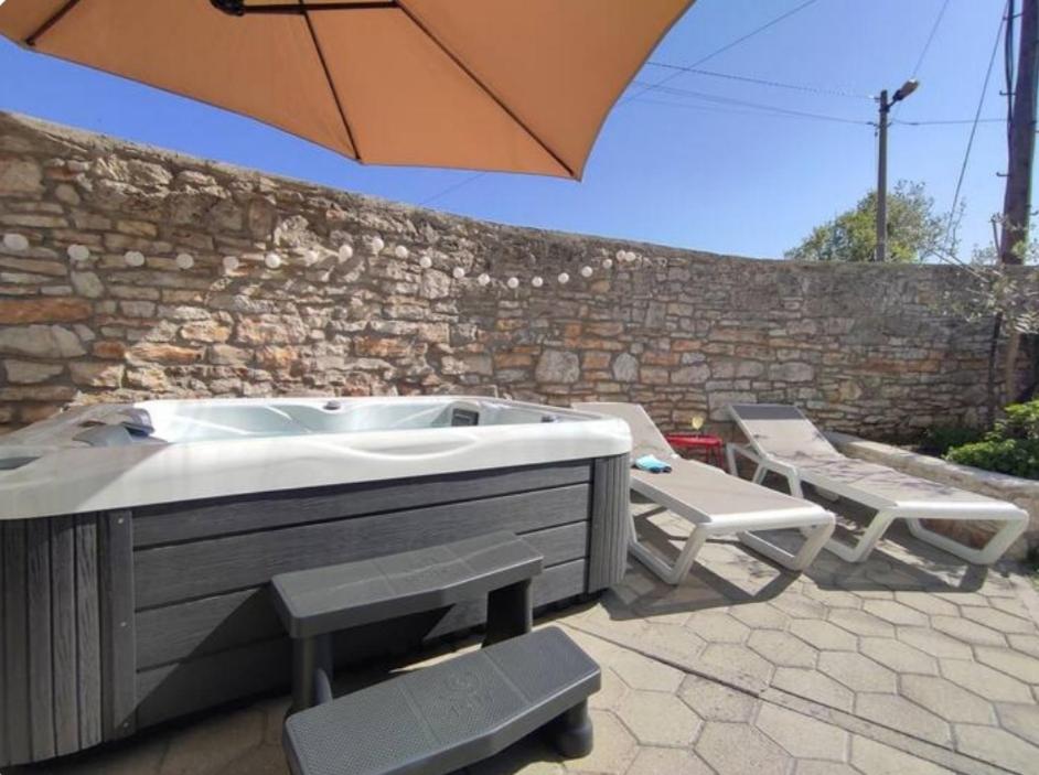 Apartment with Whirlpool and BBQ near Poreč - Housity