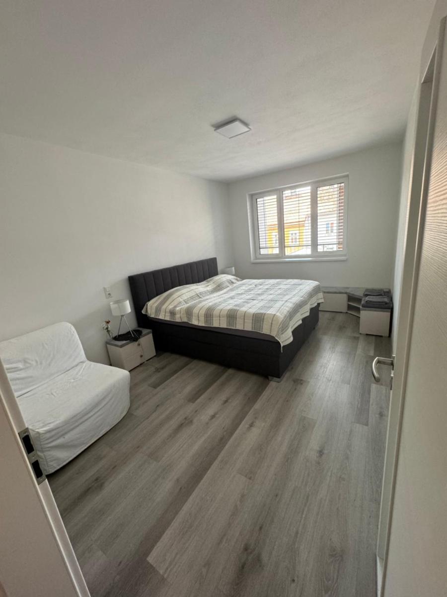 Soukromý byt 2+kk s balkónem a parkováním - Housity