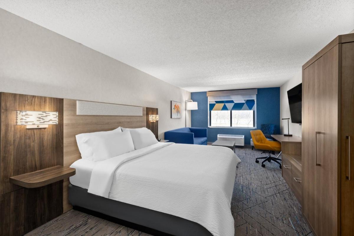 Holiday Inn Express Grove City - Premium Outlet Mall by IHG - Housity