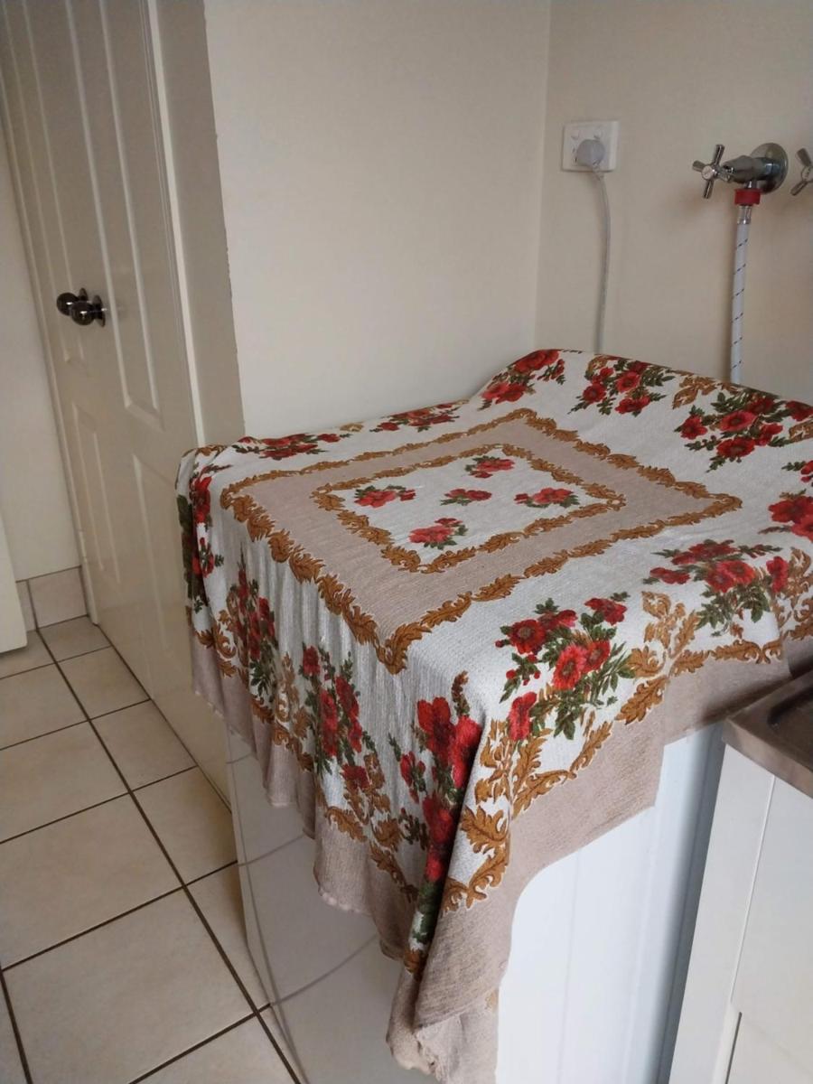 Red Cottage FEMALE ONLY BUDGET STAYS with bedroom plus private kitchenette room - Housity