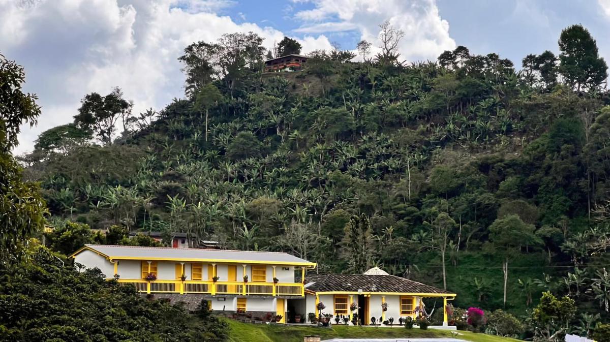 Finca cafetera con TV, Baño Privado, Wifi - Housity