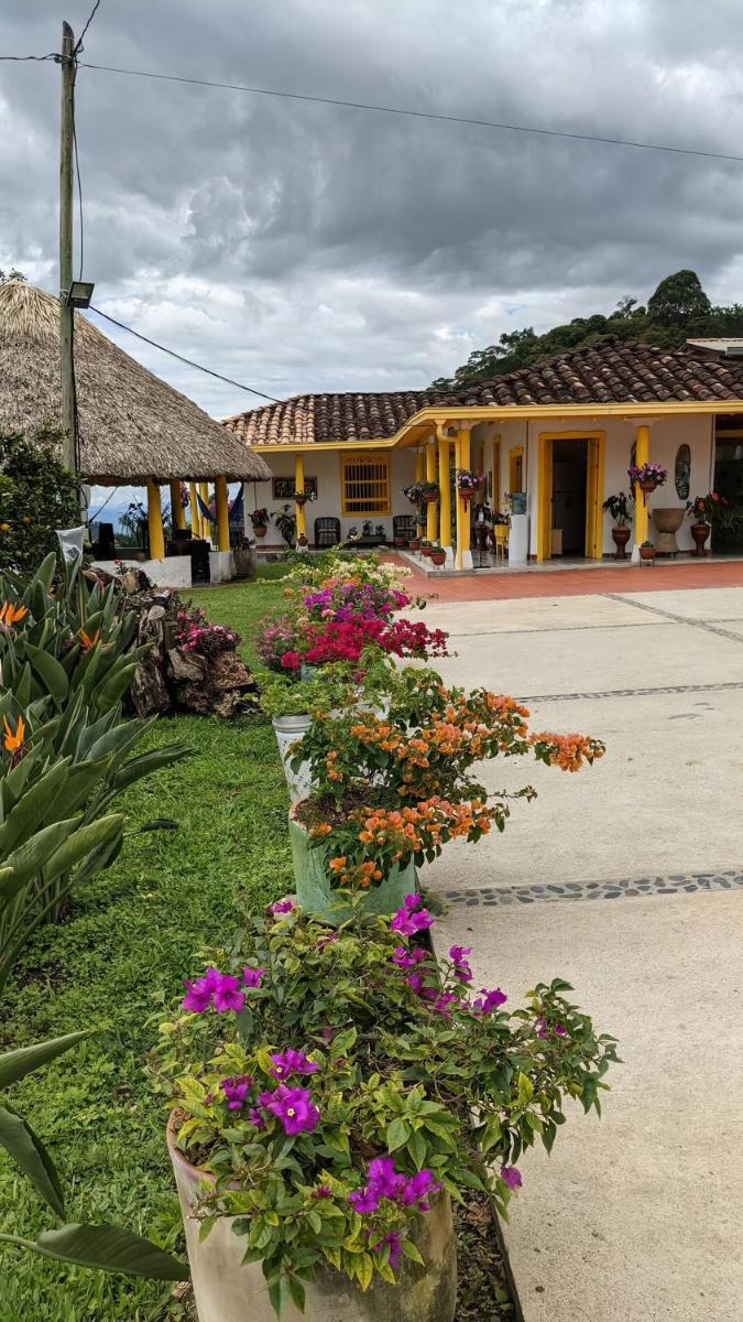 Finca cafetera con TV, Baño Privado, Wifi - Housity